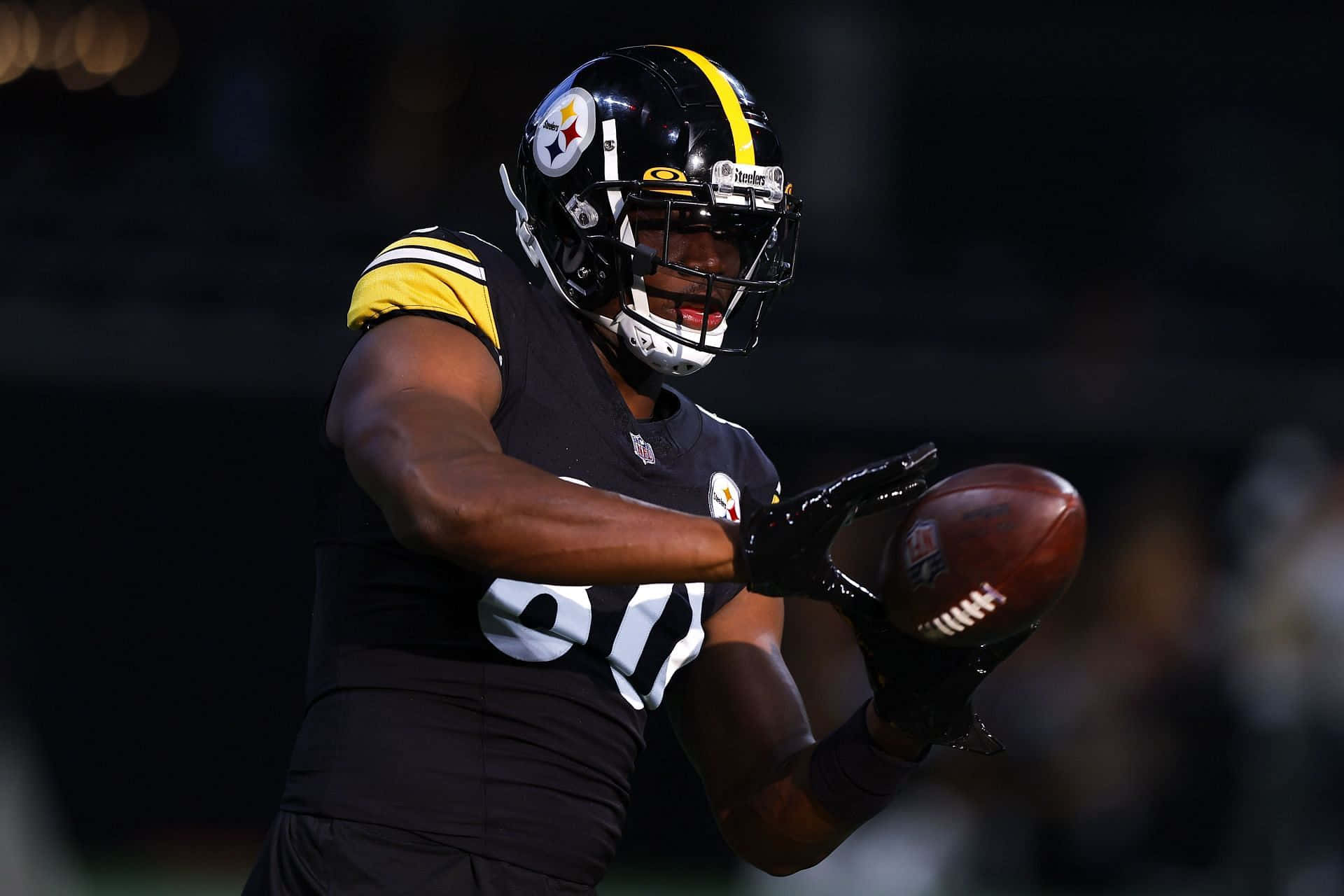 Pittsburgh Steelers Speler Vangt Voetbal Achtergrond