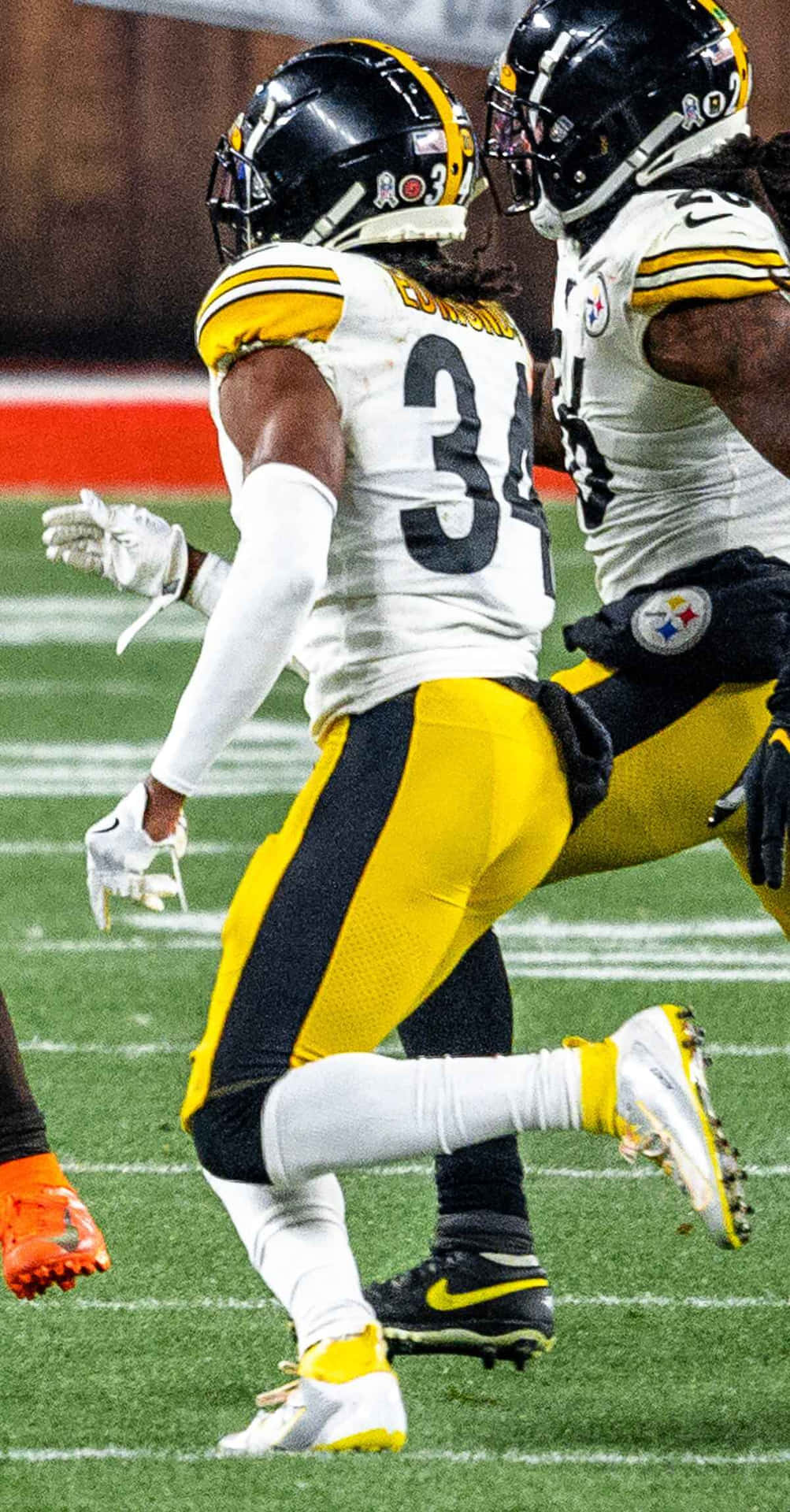 Pittsburgh Steelers Players In Action Wallpaper