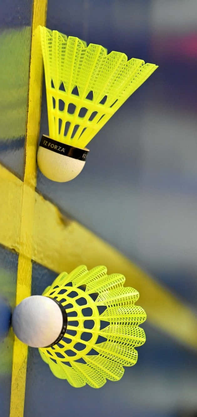 Tvåneon-gula Fjäderbollar Pixel 3 Badminton Bakgrundsbild.