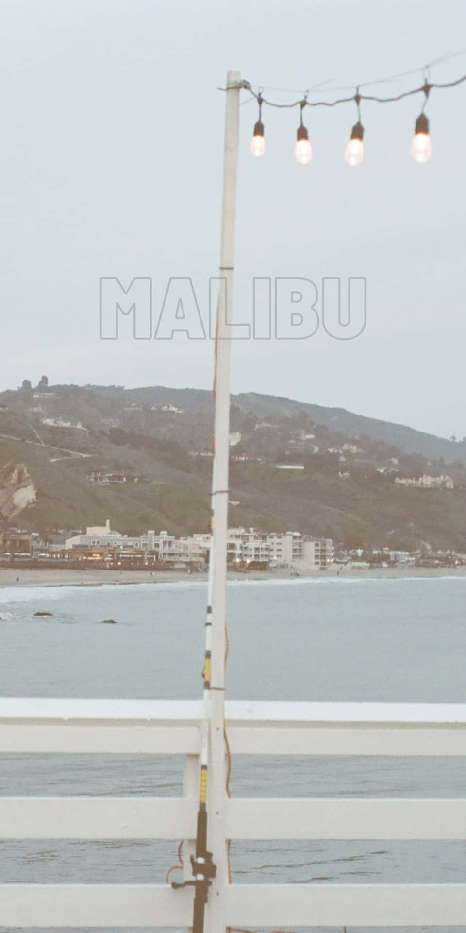 Hvid hegn med hængende lys Pixel 3 Malibu-baggrund