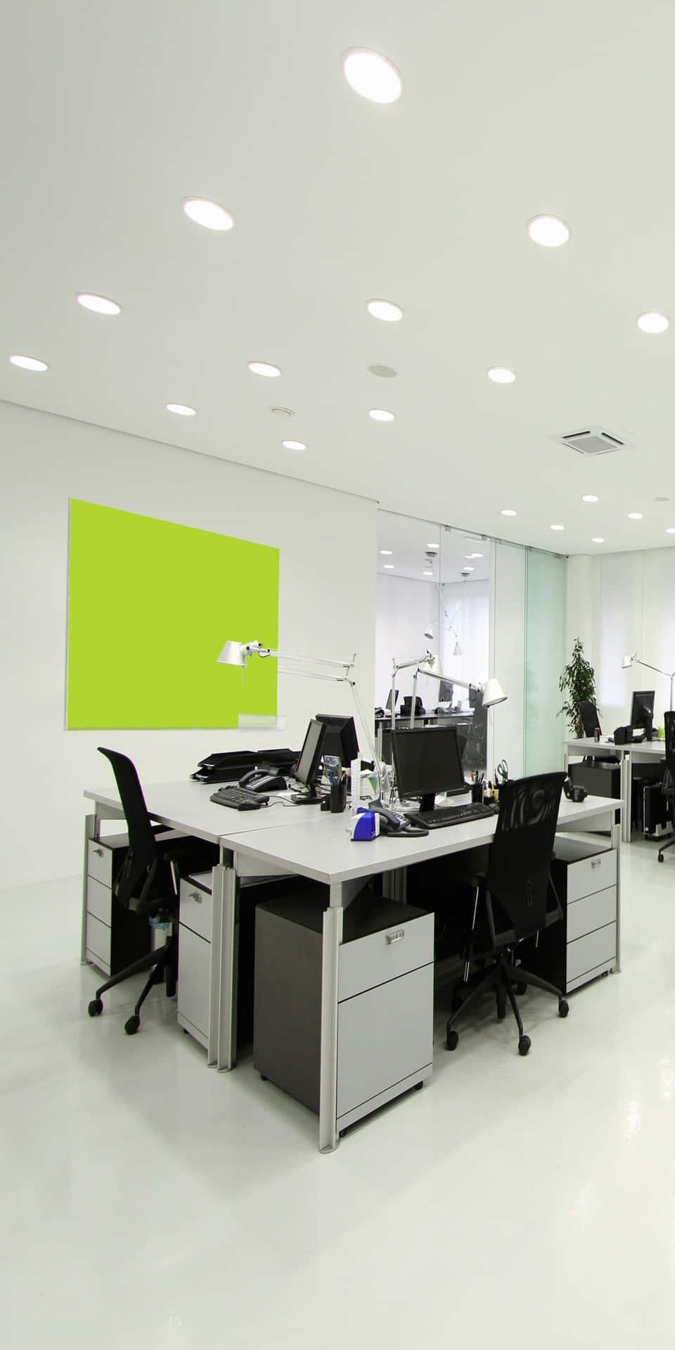 Anställdarbetar Med Google Pixel 3-uppgift I Ett Öppet Kontorsutrymme.