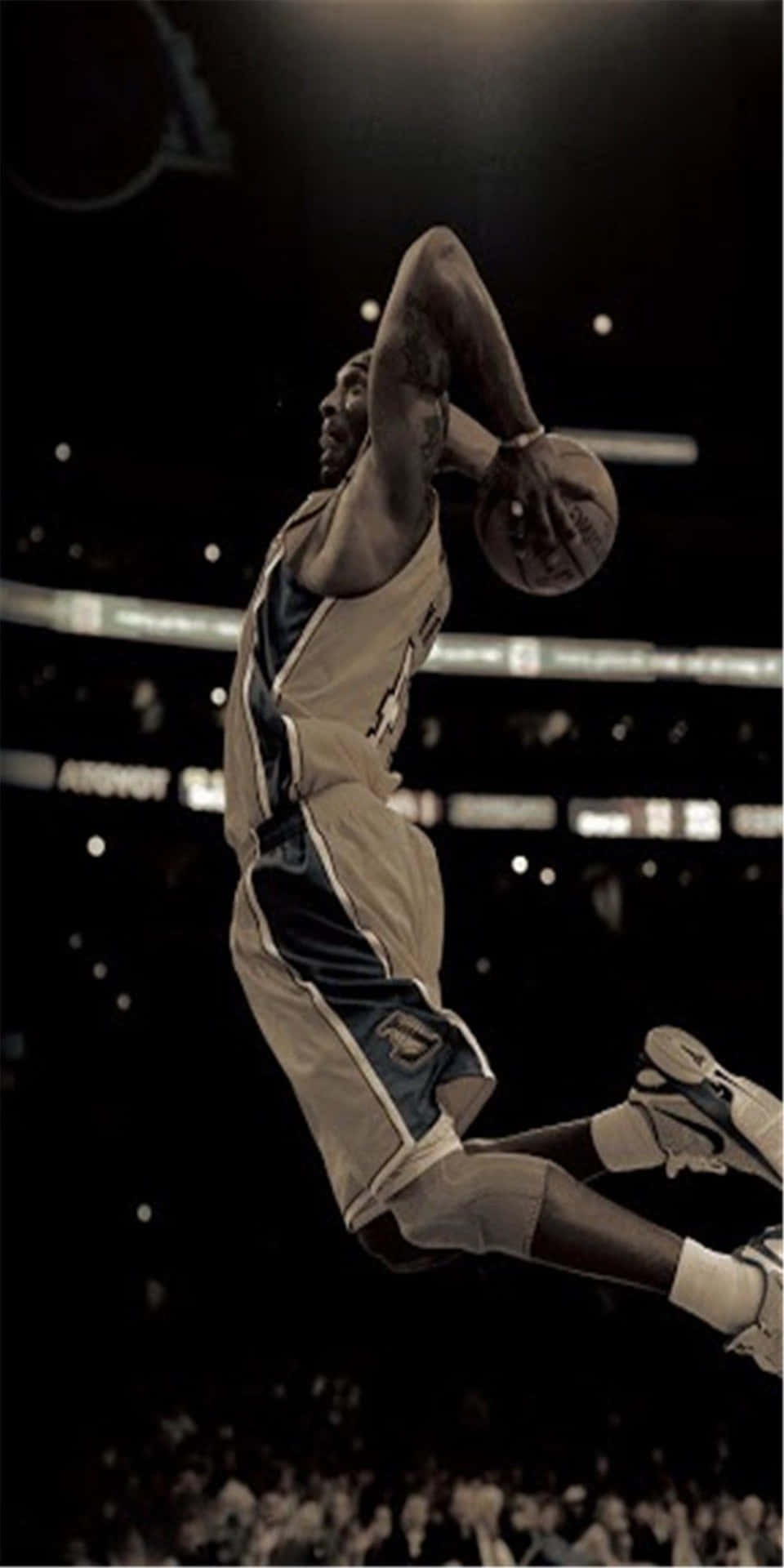 En basketballspiller i midten af luften springer