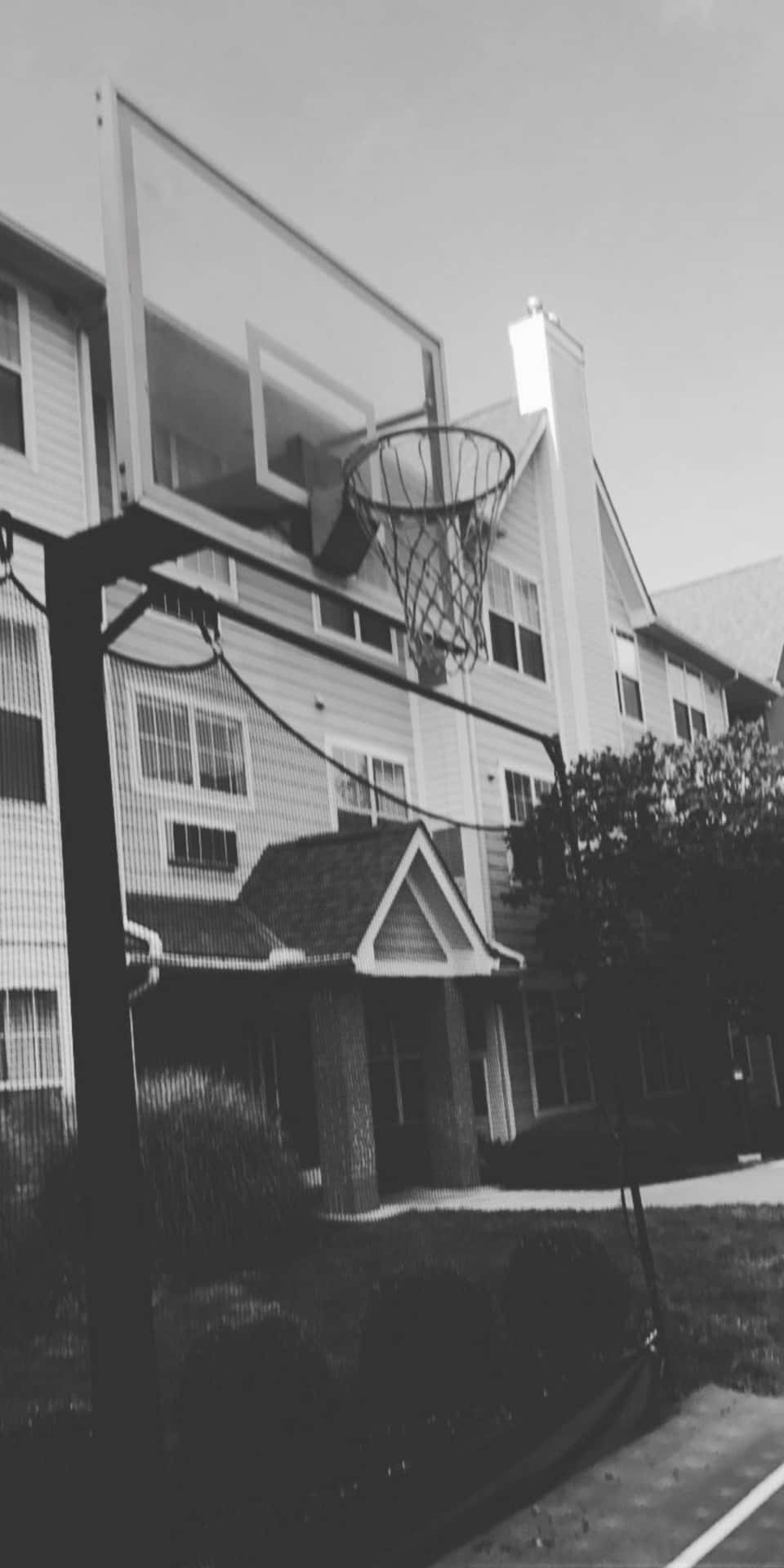 En basketballkurv foran et bygning i en urban bylandskab