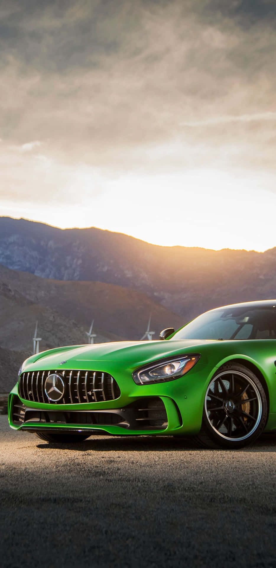 Fondode Pantalla De Un Mercedes Verde Con Salida De Sol En Un Pixel 3xl Amg Gt-r.