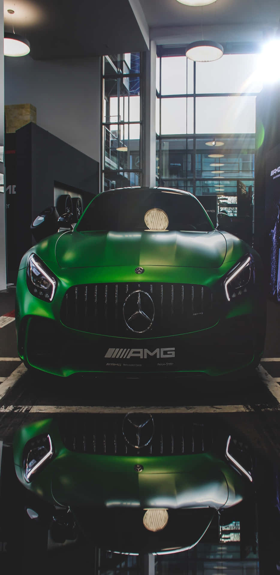 Fondode Pantalla De Pixel 3xl Amg Gt-r En El Interior De Un Concesionario De Mercedes-benz Verde.