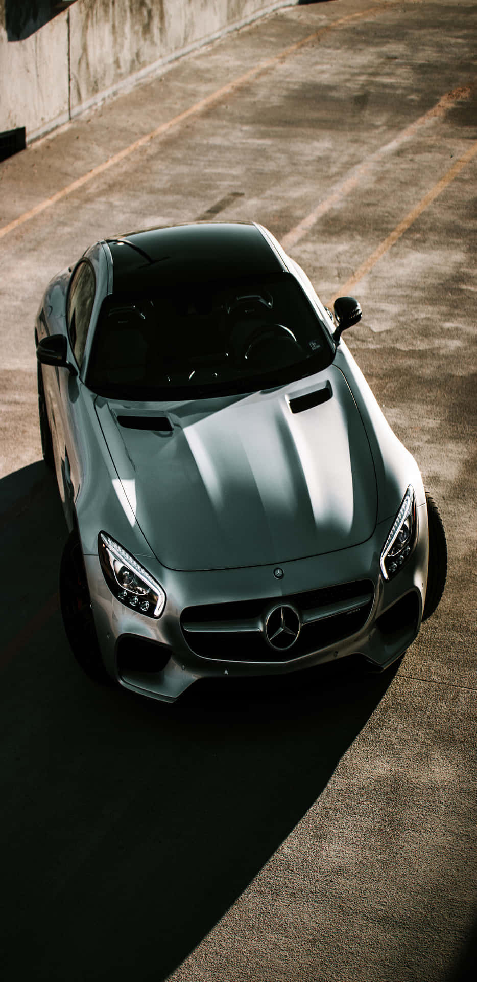 Fondode Pantalla En Vista Superior De Un Mercedes Plateado Modelo Pixel 3xl Amg Gt-r.