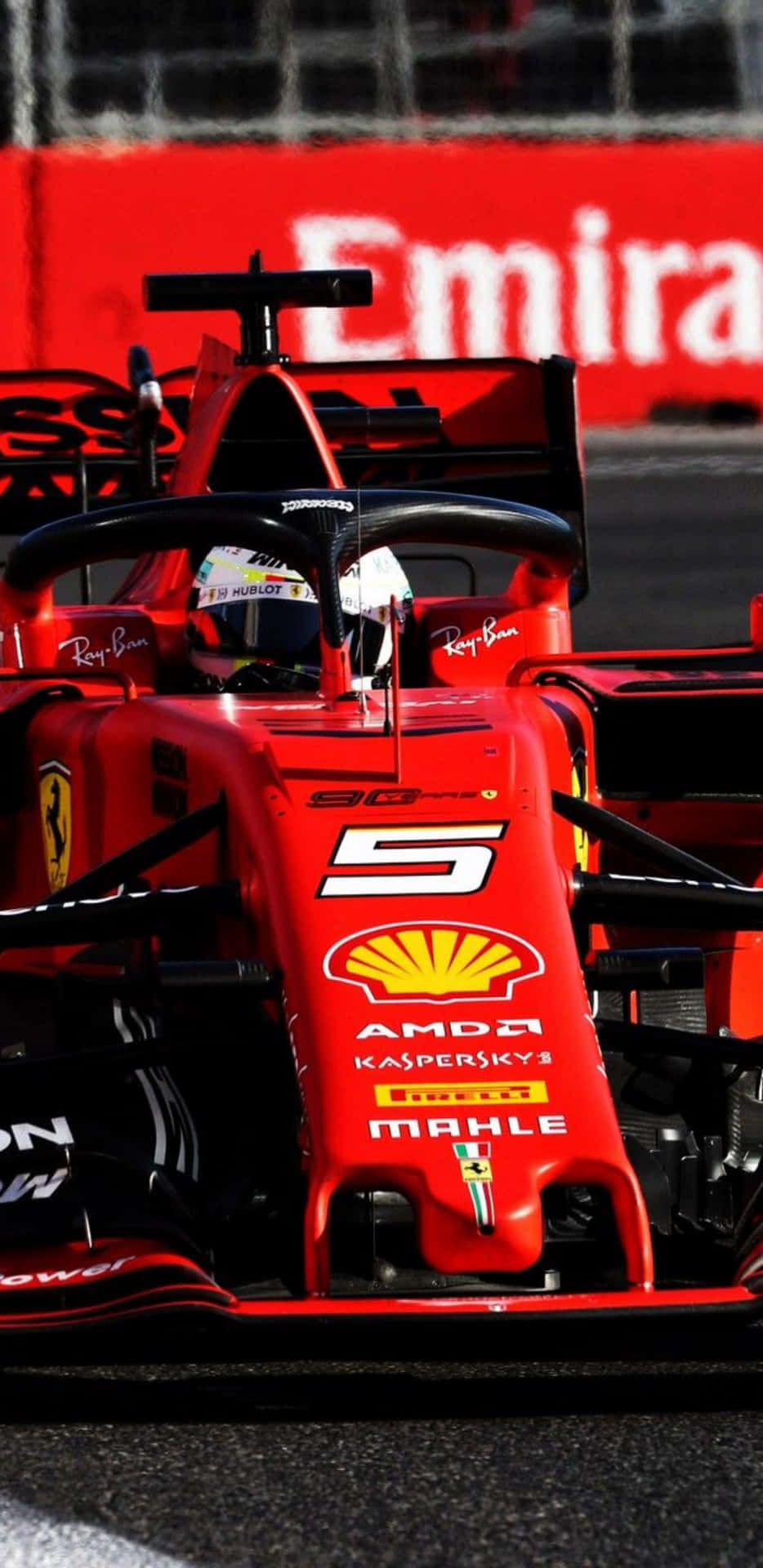 Cochede Fórmula 1 De Ferrari Conduciendo En Una Pista