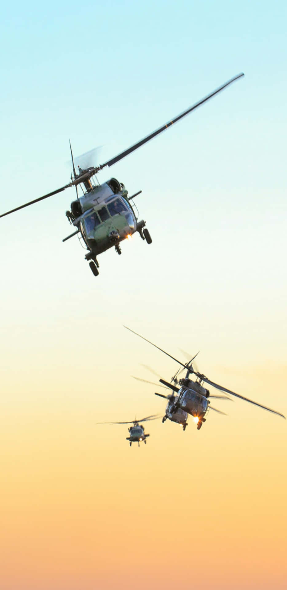 Pixel 3xl Helicopters Baggrund Tre Sikorsky UH-60 Black Hawk helikoptere flyver forbi en hvid skyskraber.