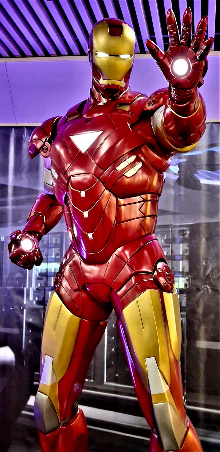 Sfondopixel 3xl Marvel Iron Man Nel Suo Laboratorio