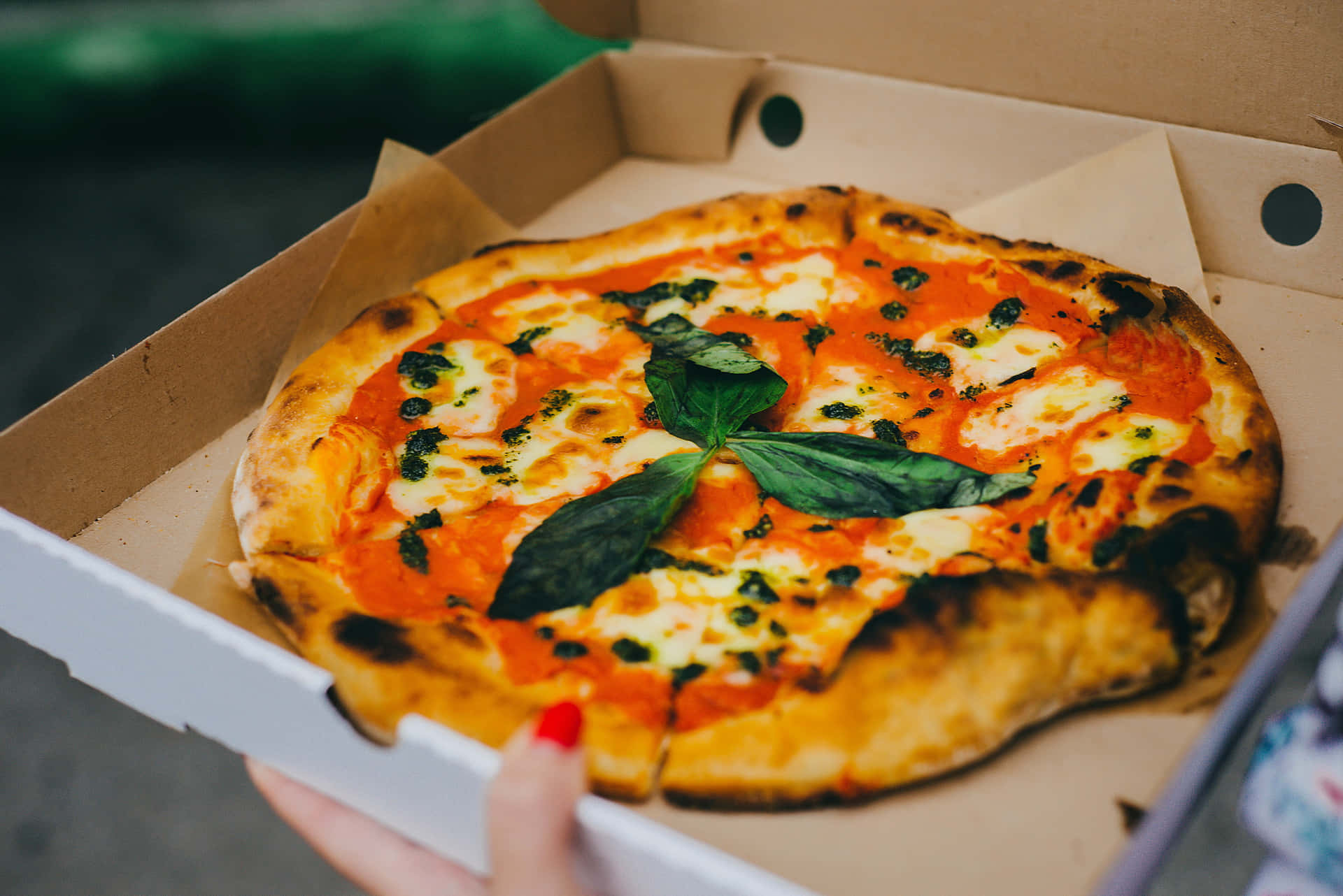 Nyden Lækker Skive Af Klassisk Italiensk Pizza.
