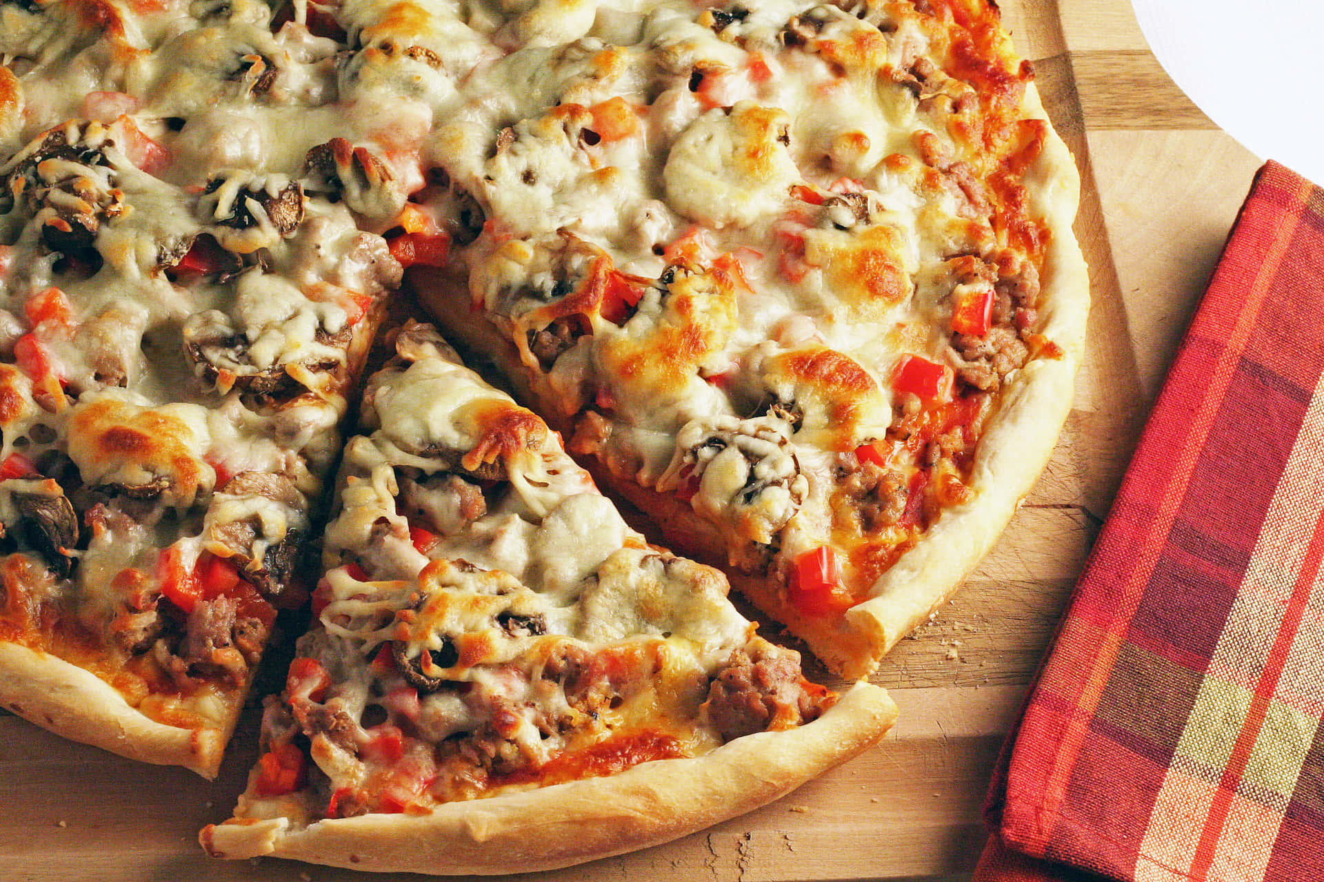 Nyden Pizza Bagt I Brændeovn For En Virkelig Lækker Smagsoplevelse.
