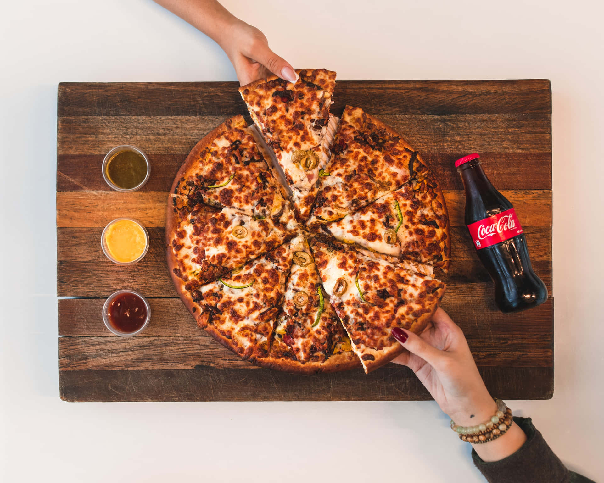 Njutav En Läcker Pizza Tillsammans Med Vänner På Pizza Hut!