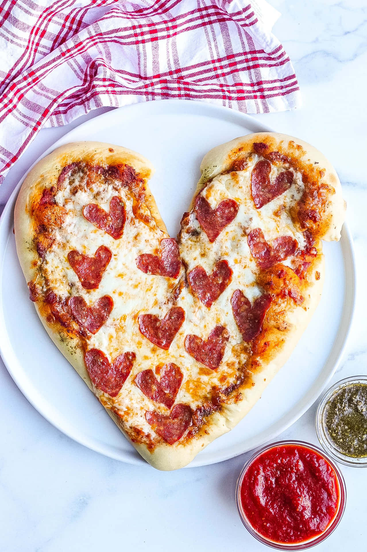 Immaginedi Una Pizza Con Peperoni A Forma Di Cuore