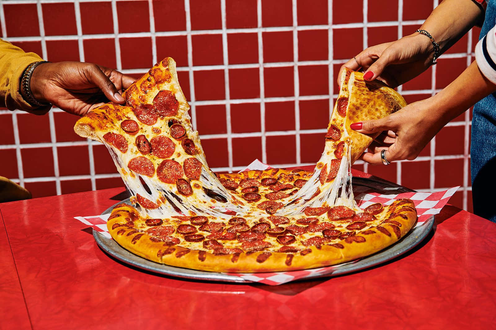 Pepperonisulla Pizza Su Uno Sfondo Rosso Estetico Per L'immagine Della Stanza