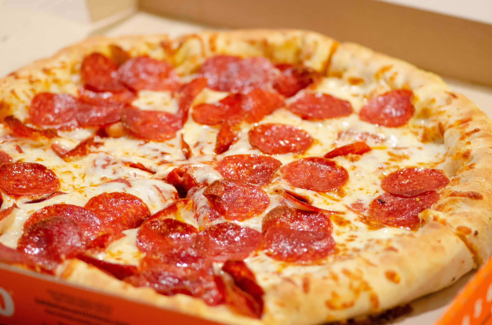 Bildvon Pizza Pepperoni In Einer Pizzabox.