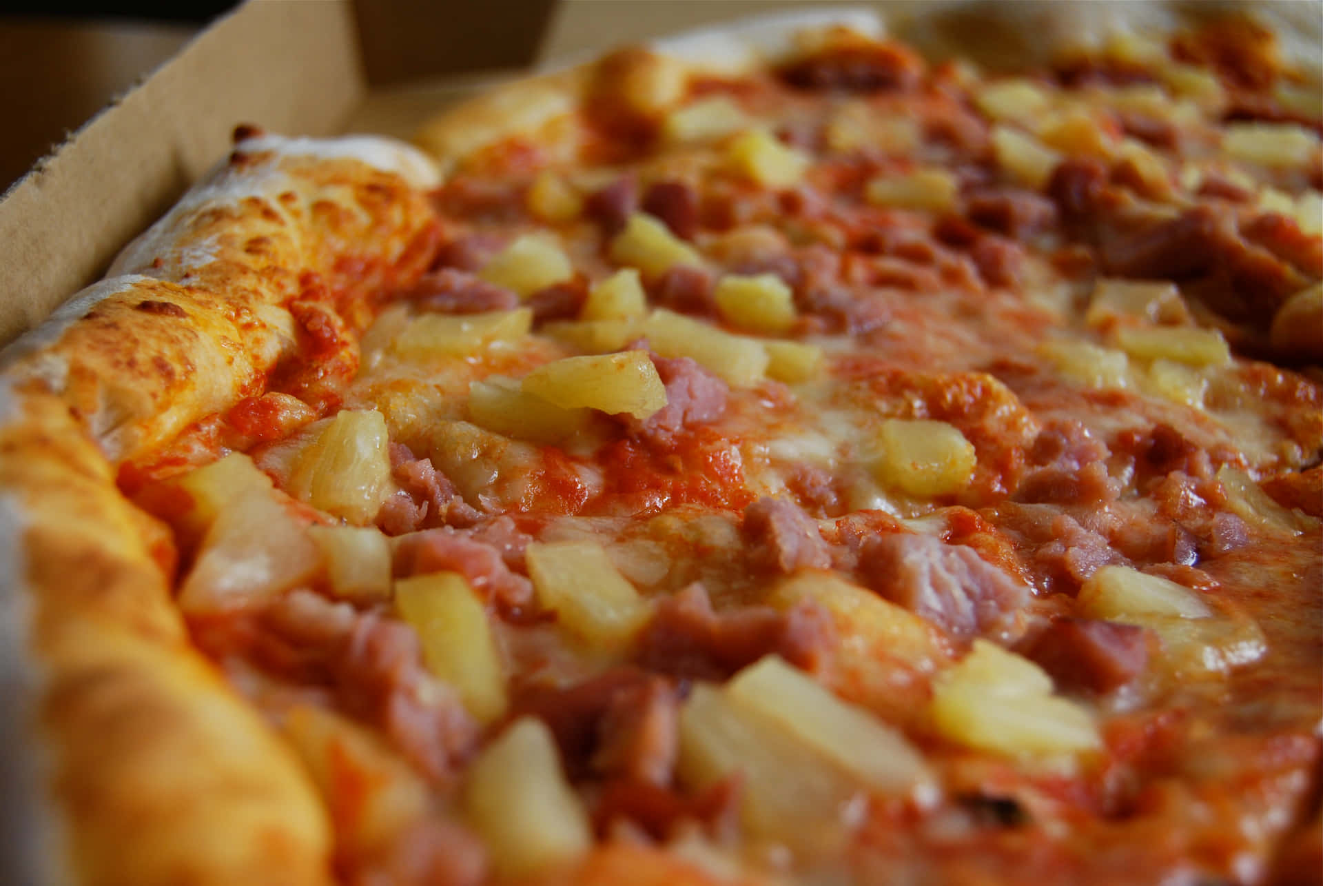Bildpå Pizza Med Ananas Och Skinka