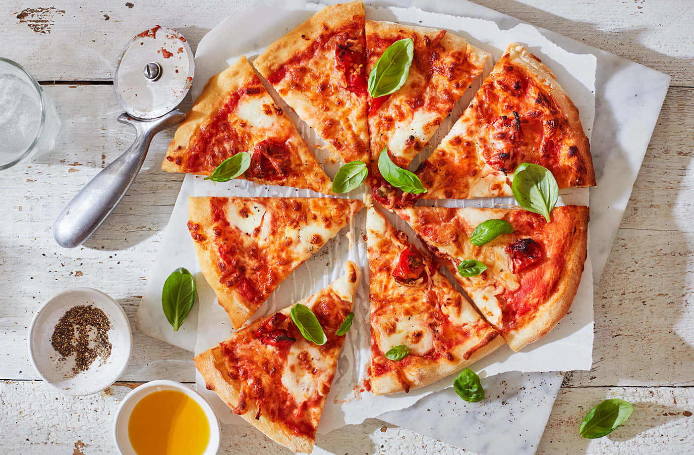 Immaginedi Pizza Con Foglie Di Basilico Ed Ingredienti.