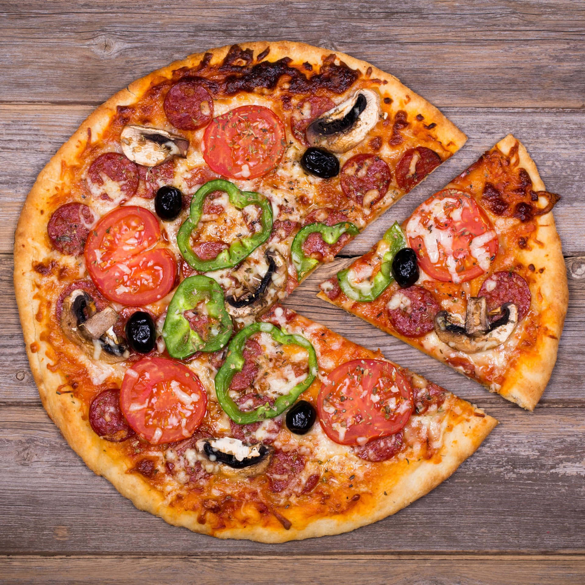 Immaginedi Fette Di Pizza Con Pepperoni E Olive.