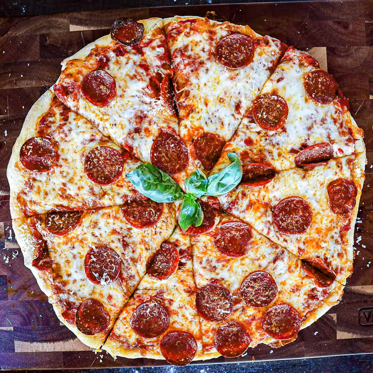 Bildvon Pizza Mit Pepperoni, Basilikum Und Käse