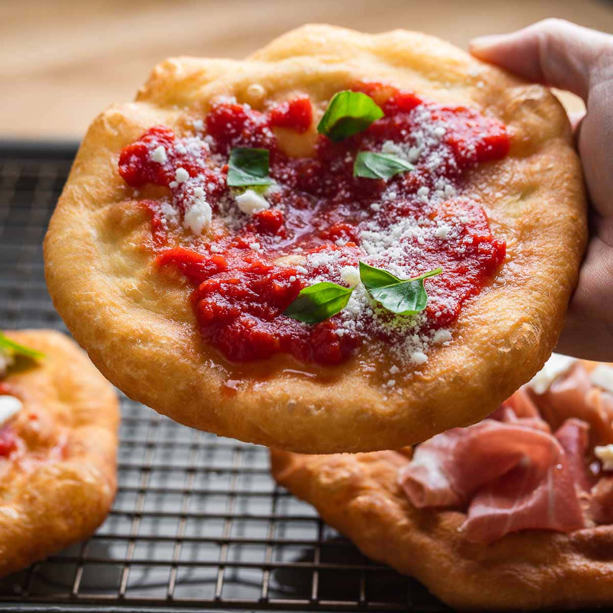 Immaginedi Una Pizza Con Salsa Di Pomodoro E Formaggio Che Viene Tenuta In Mano.