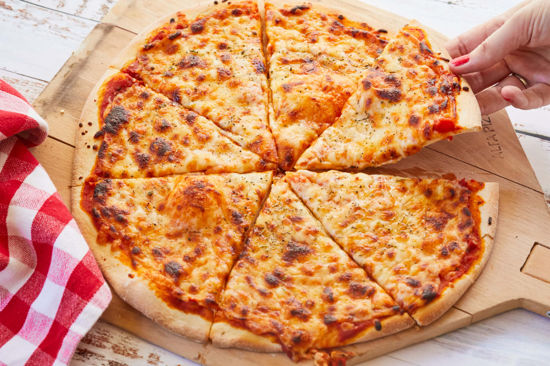 Bildvon Pizzascheiben Mit Käse Auf Einem Holzbrett