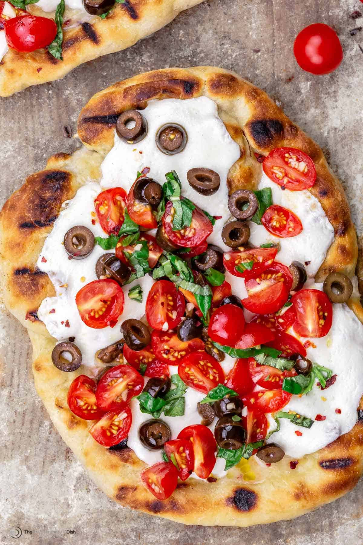 Billedeaf Pizza Med Tomater Og Oliven.