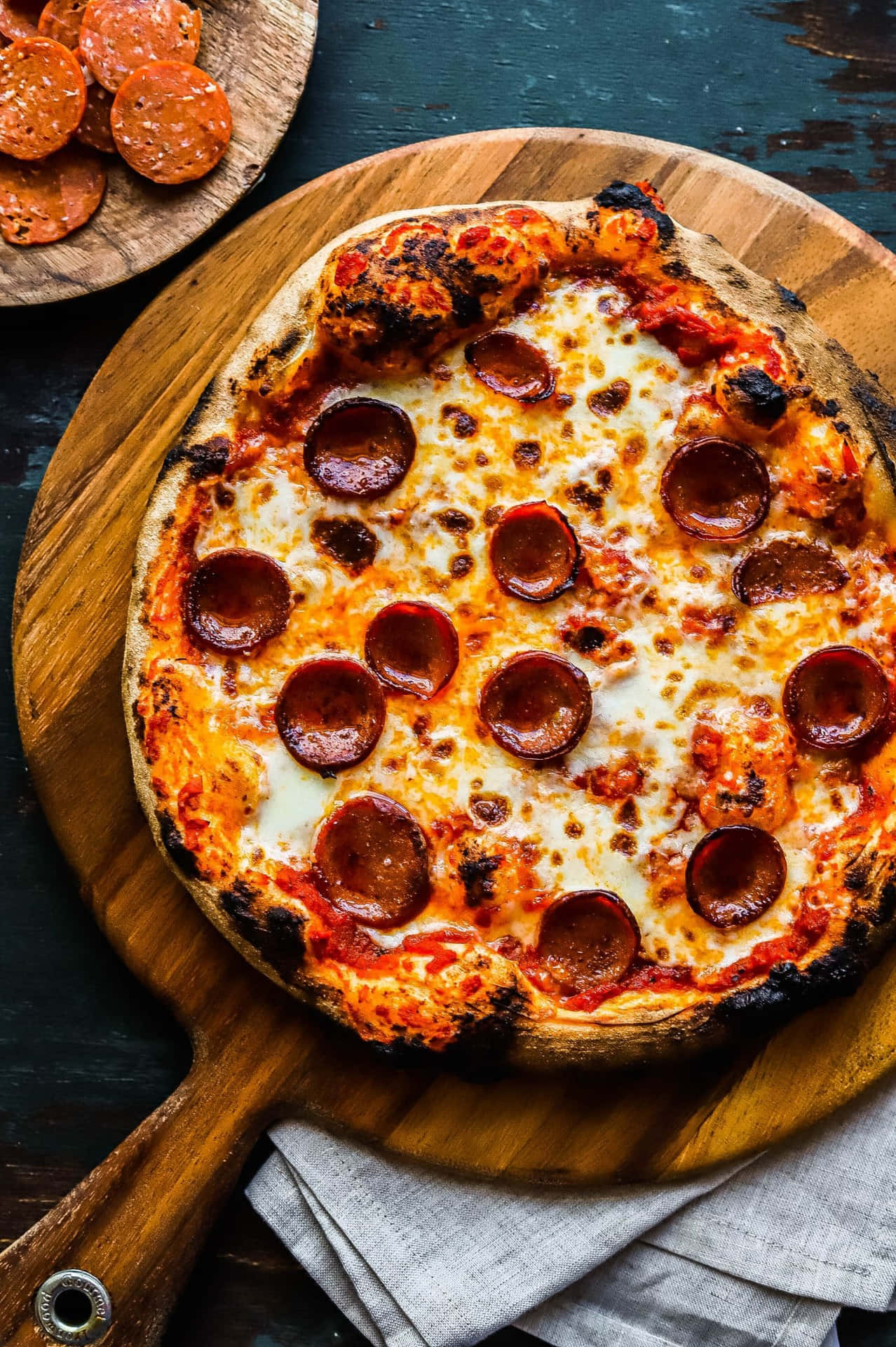 Undersøgfantastiske Pizzaer Med Dine Venner Og Familie.