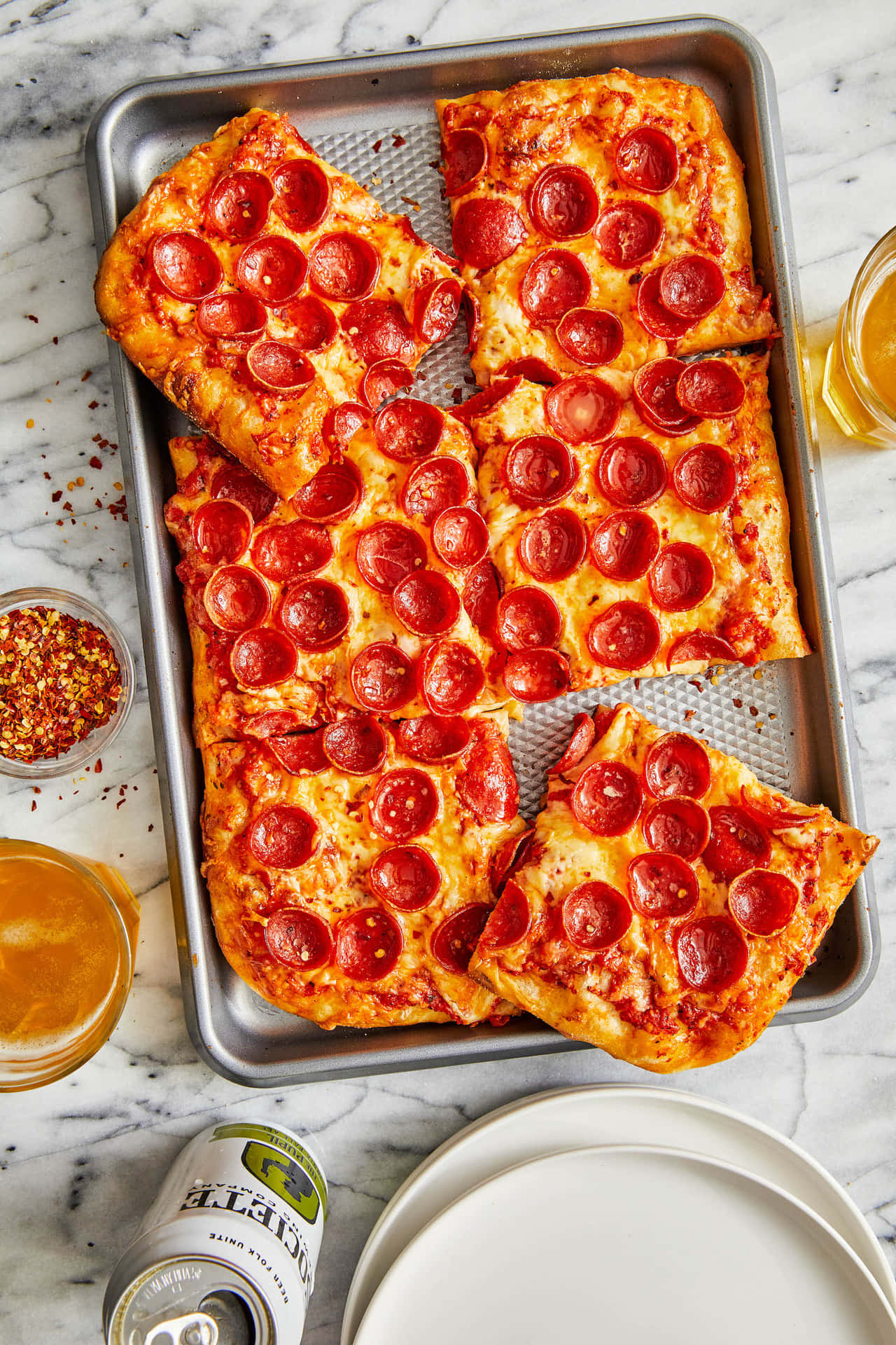 Bildvon Quadratischen Scheiben Pizza Pepperoni Auf Einem Tablett