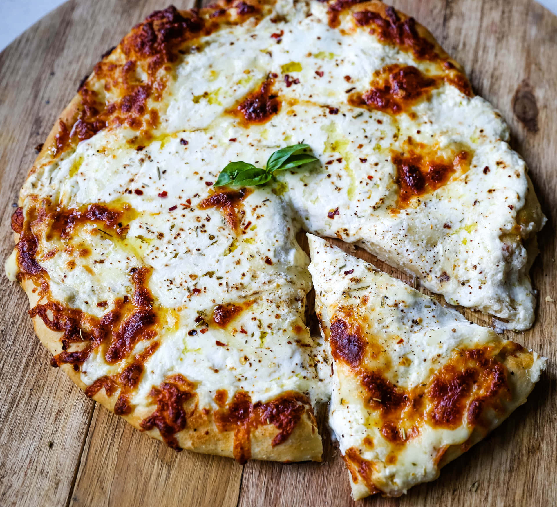 Immaginedi Pizza Con Formaggio E Fettina Su Legno.