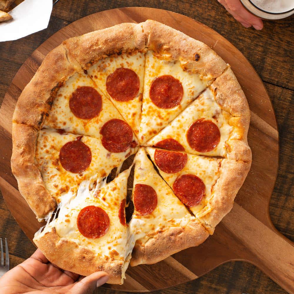 Bildeiner Pizza Mit Dickem Rand Und Pepperoni
