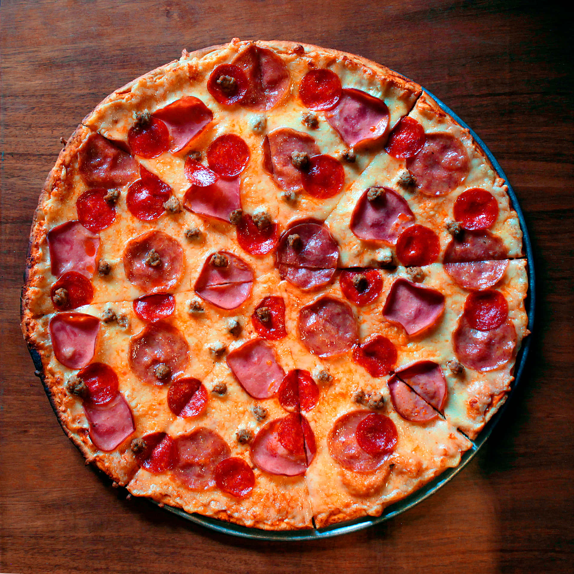 Fatiasde Pizza De Pepperoni Em Uma Foto De Madeira Escura