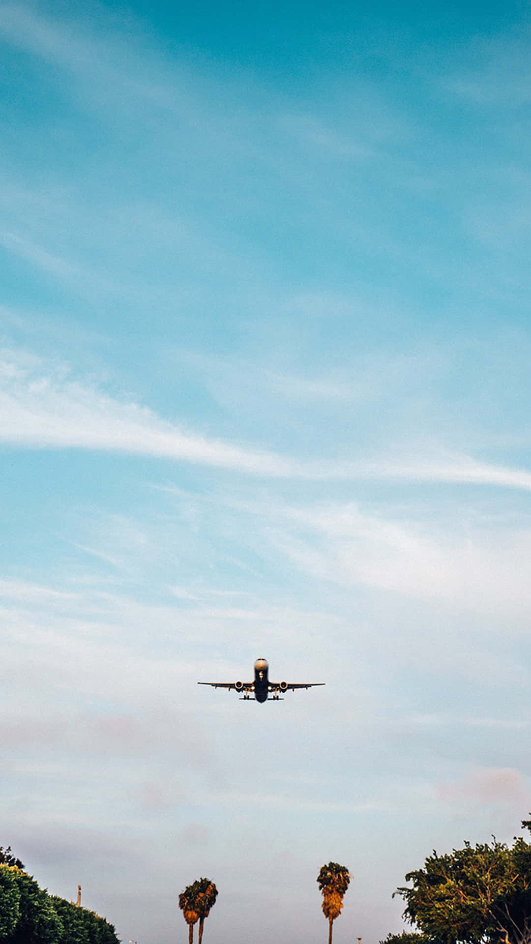 Et smukt luftfoto af et fly, der suser gennem himlen Wallpaper