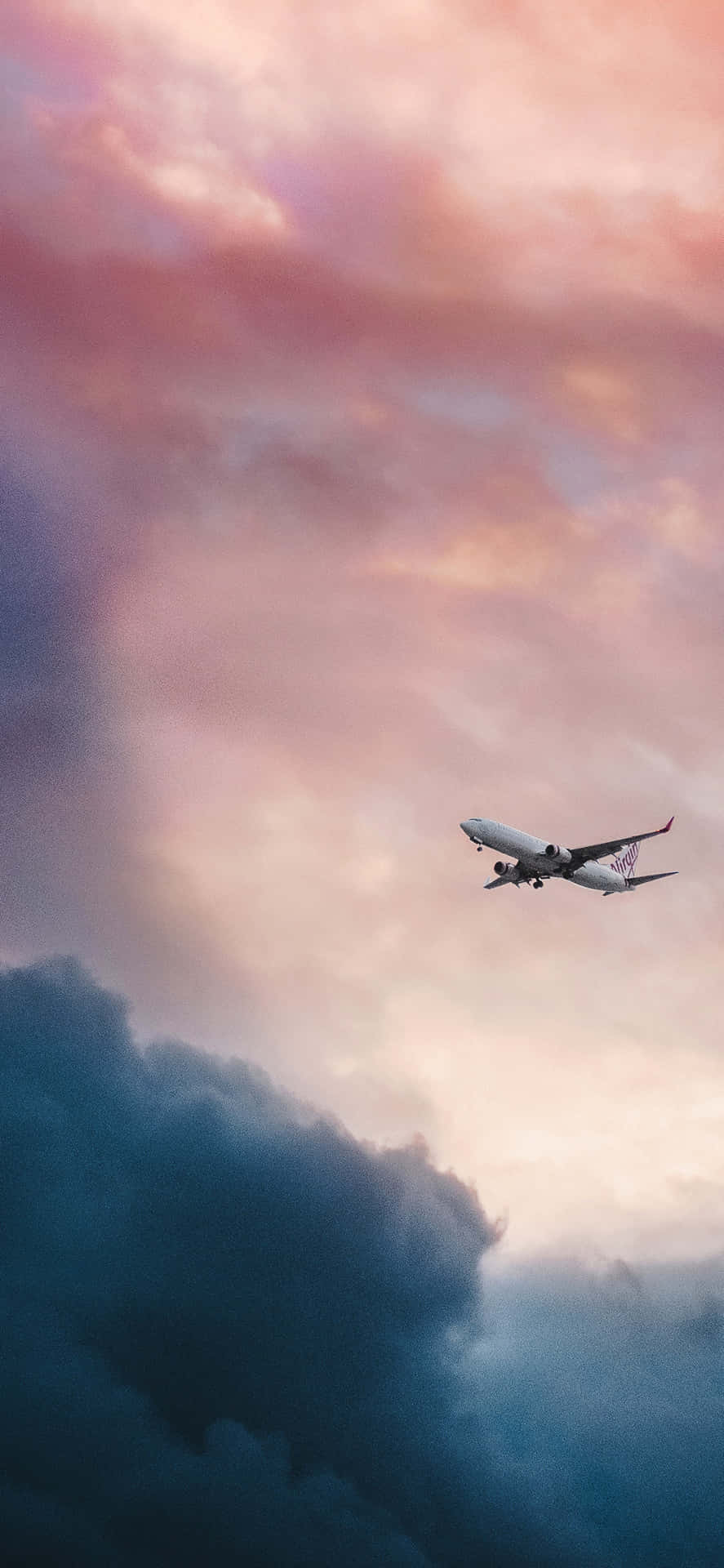 Ettflygplan Som Flyger Genom Himlen. Wallpaper
