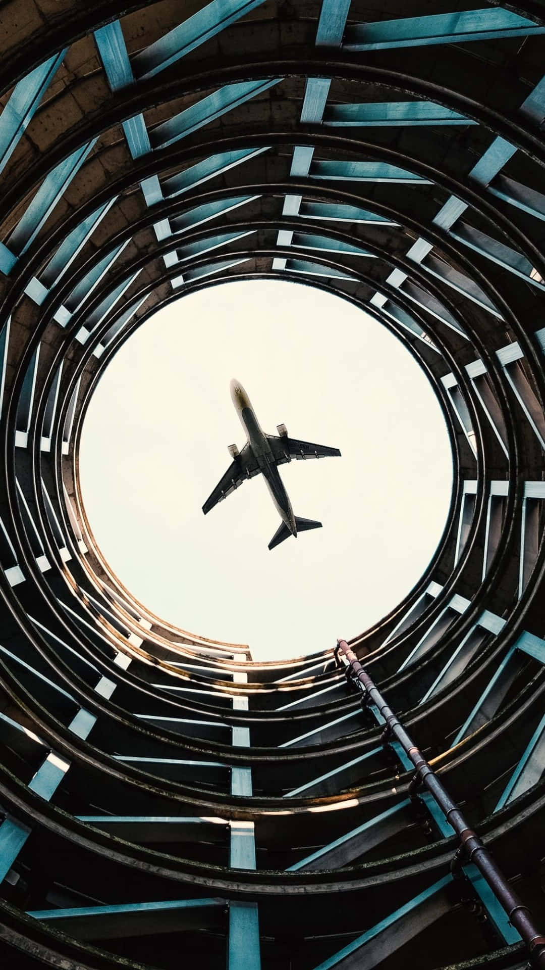 En flyvende plane gennem et cirkulært bygning Wallpaper