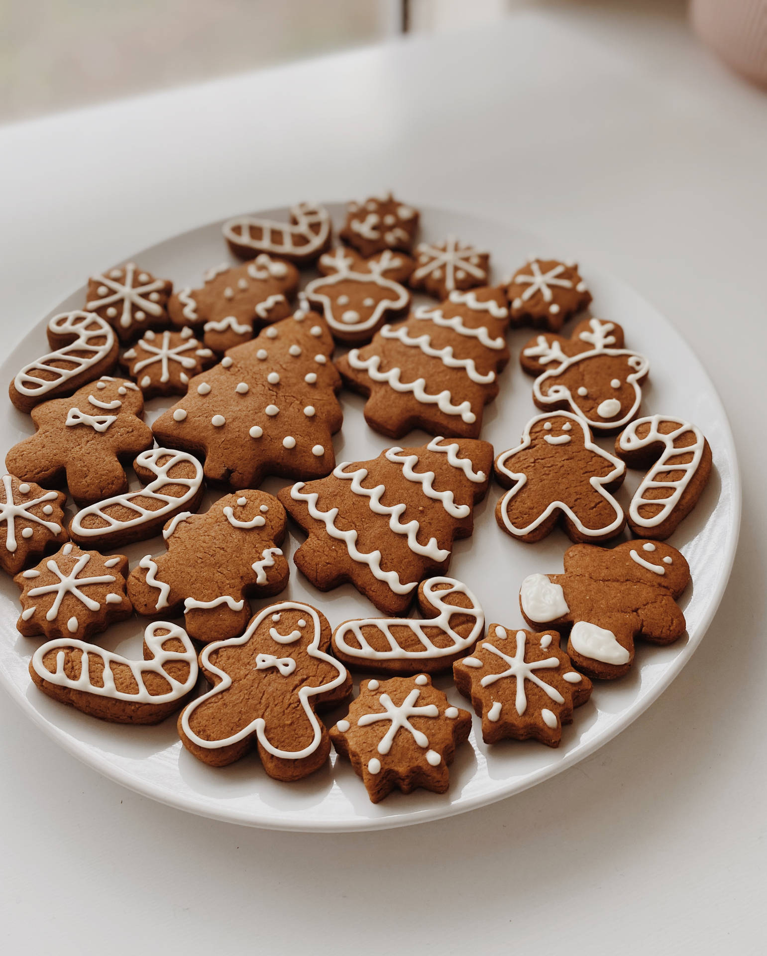 Plate Of Gingerbread Cookies Wallpaper