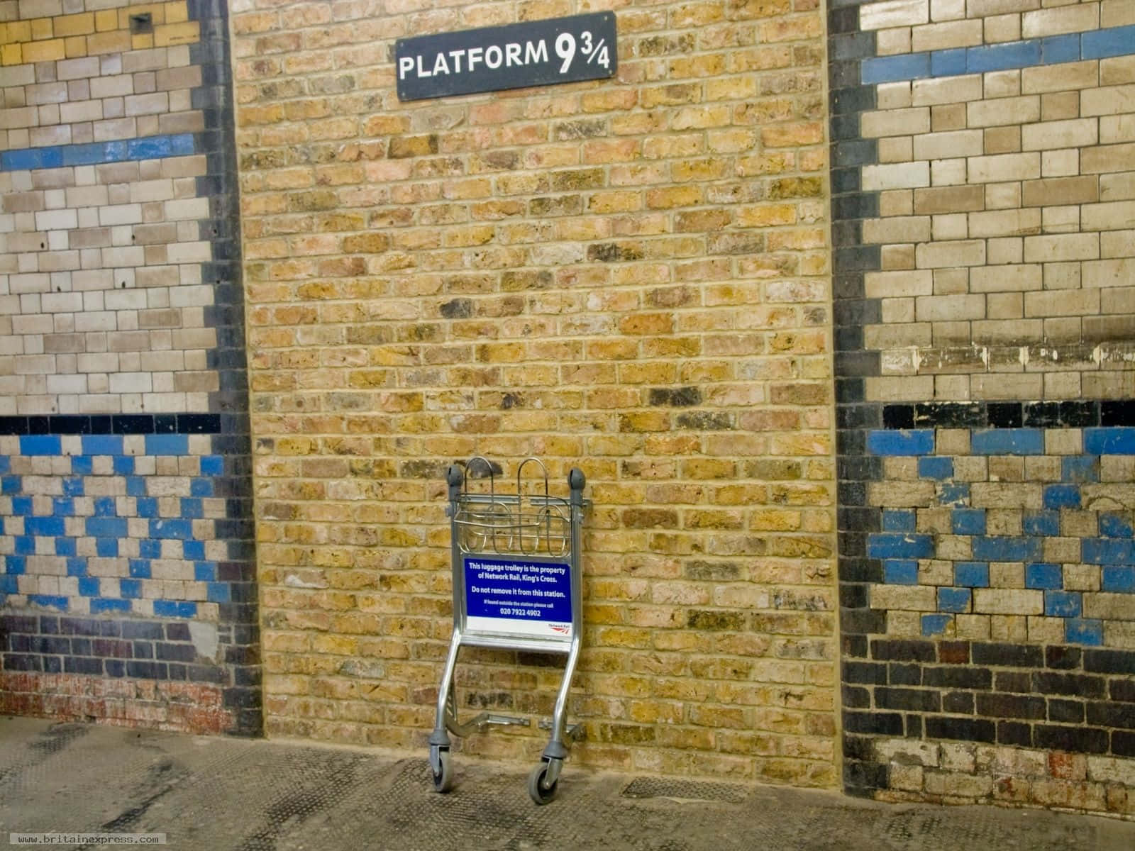 Magical Entrance to Hogwarts - Platform 9 3/4 Wallpaper