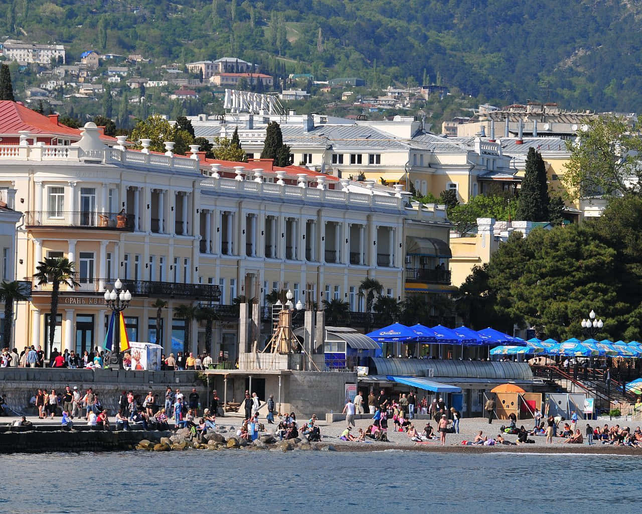 Playade Yalta Repleta De Gente. Fondo de pantalla