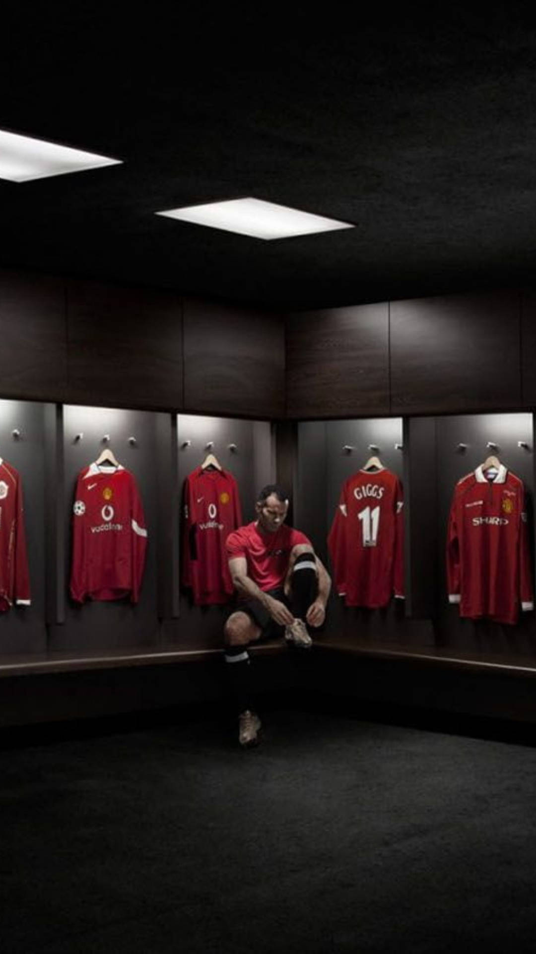 Player Preparing For Manchester United Mobile Wallpaper