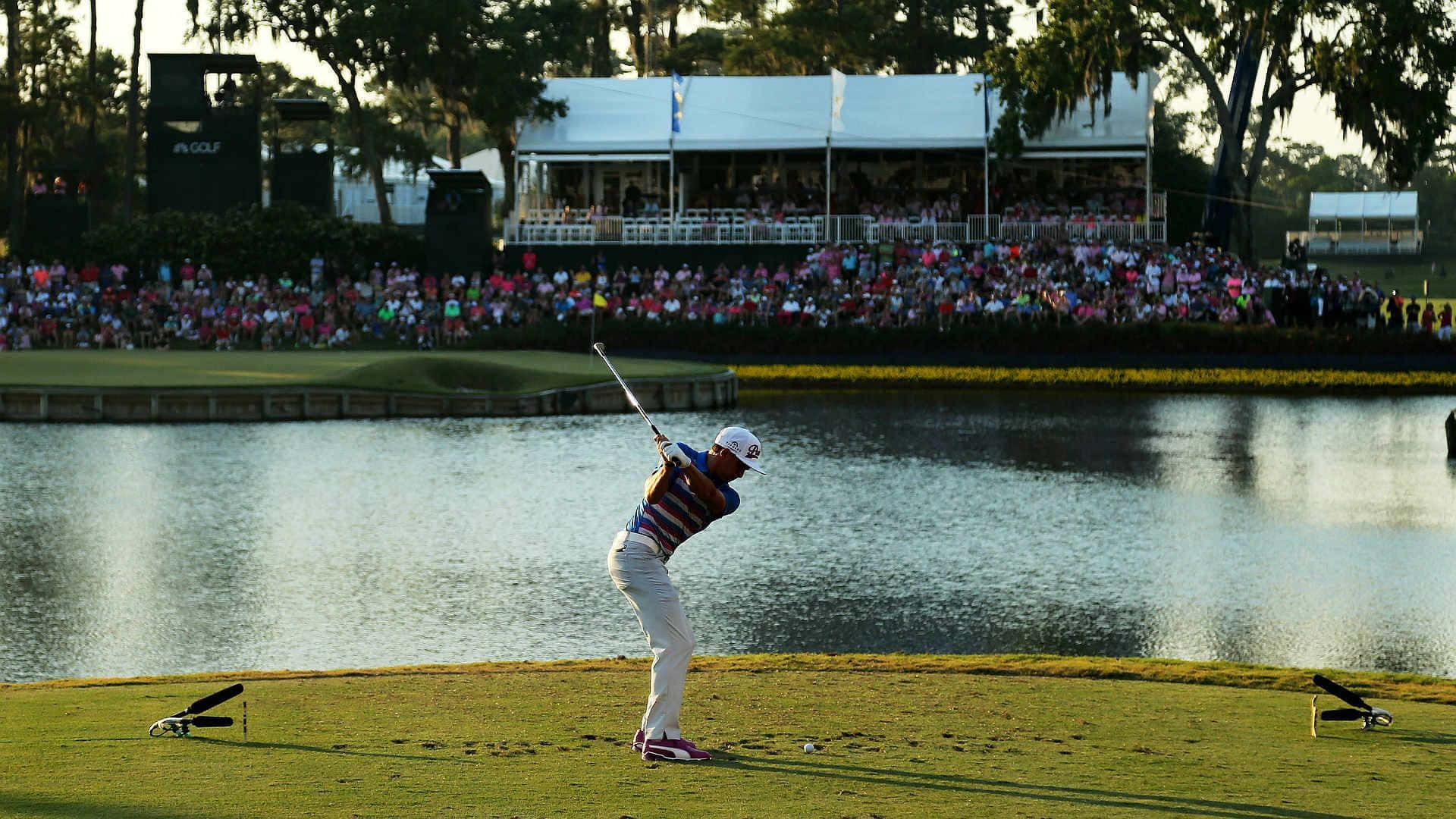 Pemain Golf Di Kejuaraan Pemain Mengayunkan Tongkat Di Bahaya Air Wallpaper