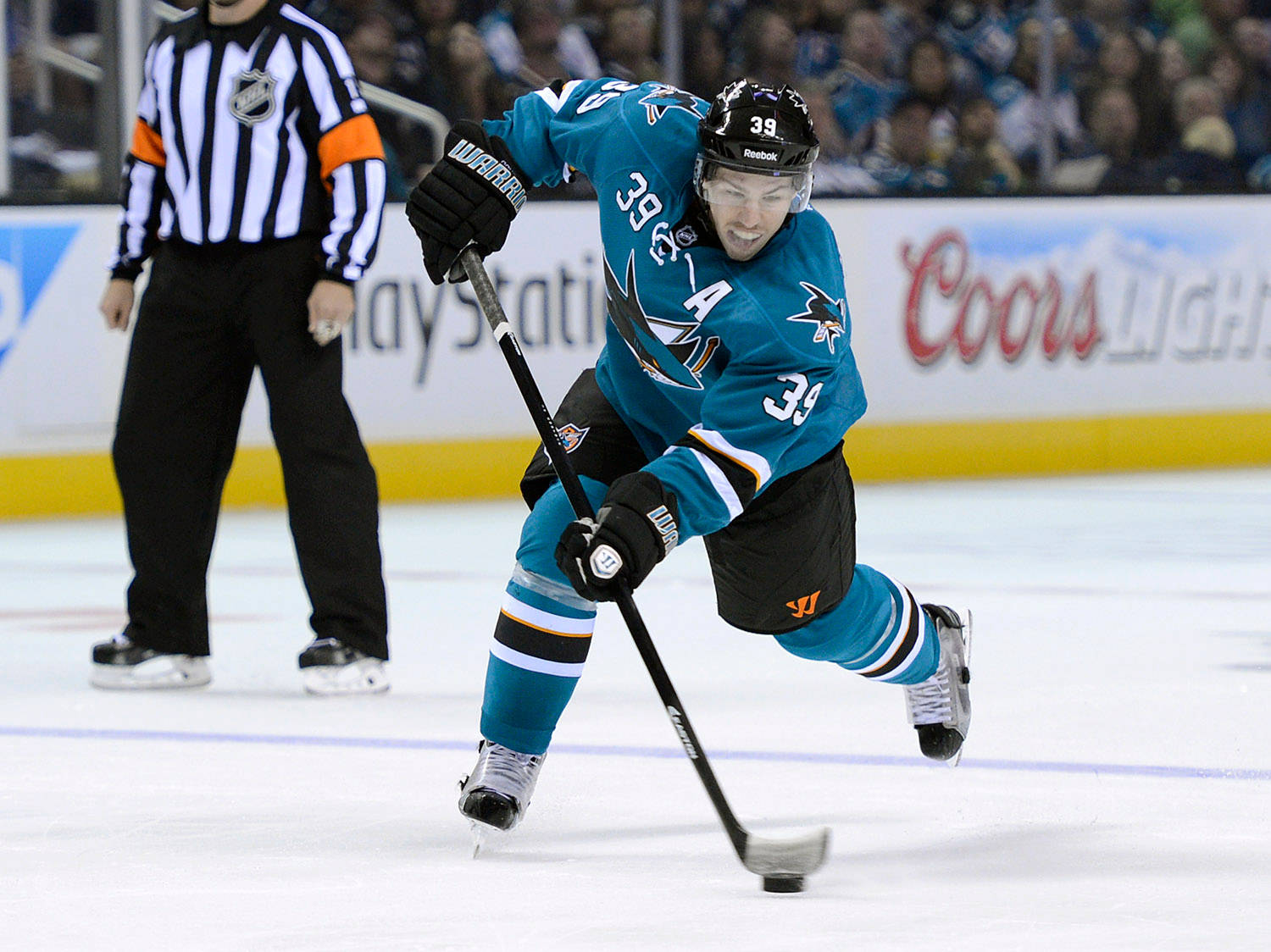 Playing Canadian Professional Ice Hockey Center Logan Couture Wallpaper