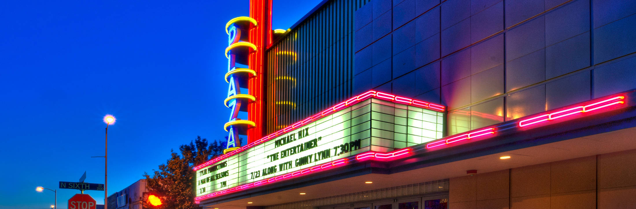 Experience the nostalgia of Plaza Theater in Garland, Texas Wallpaper