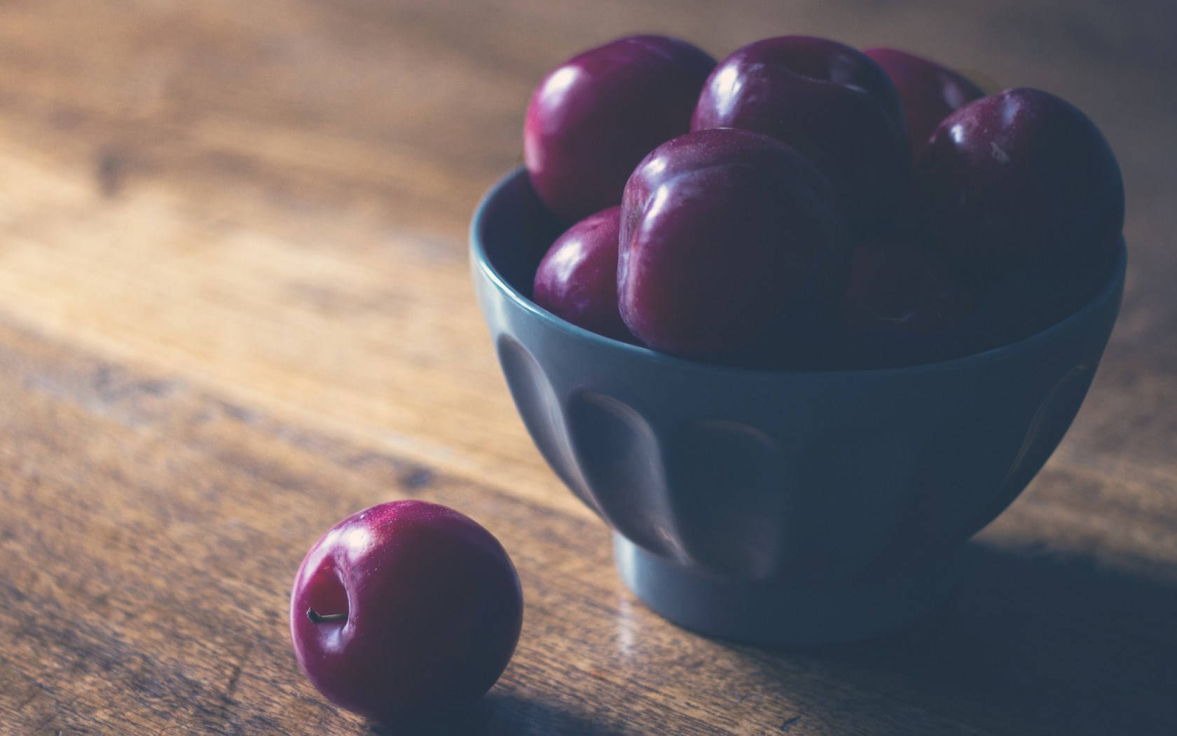 Fresh Plums in a Bowl Wallpaper