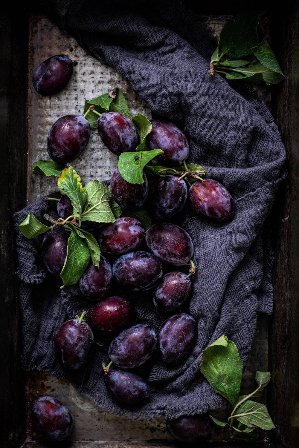 Frutasde Ameixa Com Peles Violeta Profundas. Papel de Parede