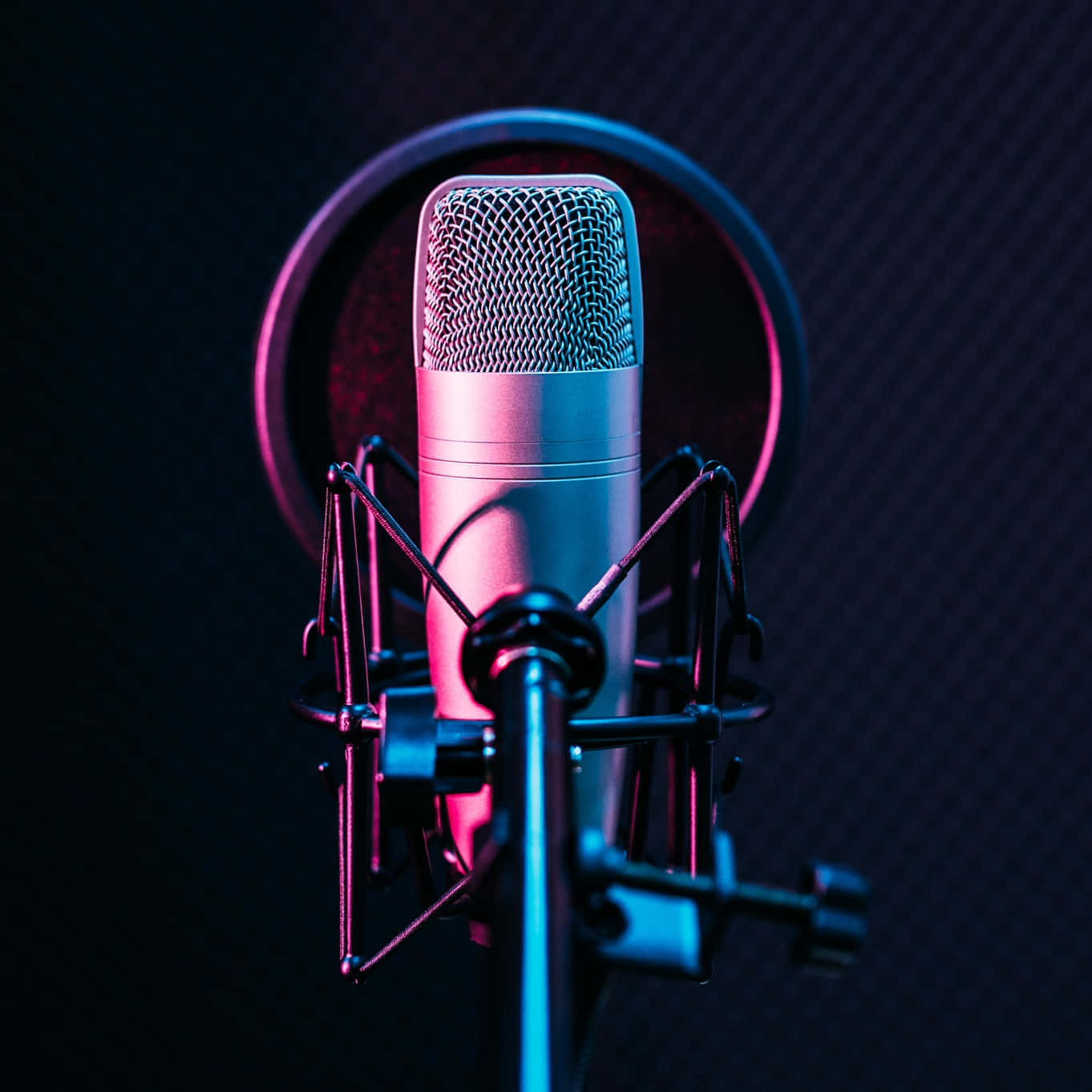 Hintergrundbildmit Pinkem Lichteffekt Für Computer Oder Mobilgerät Mit Podcast-mikrofon Im Portrait-stil.