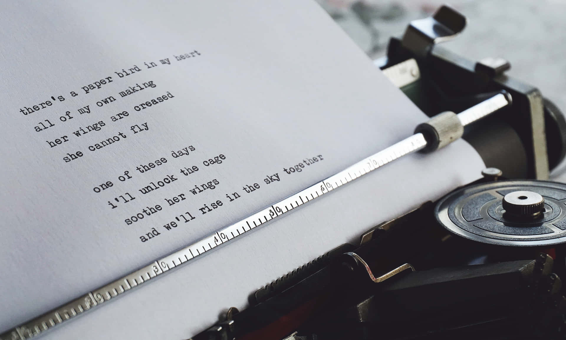 Máquinade Escribir Con Un Poema Fondo de pantalla