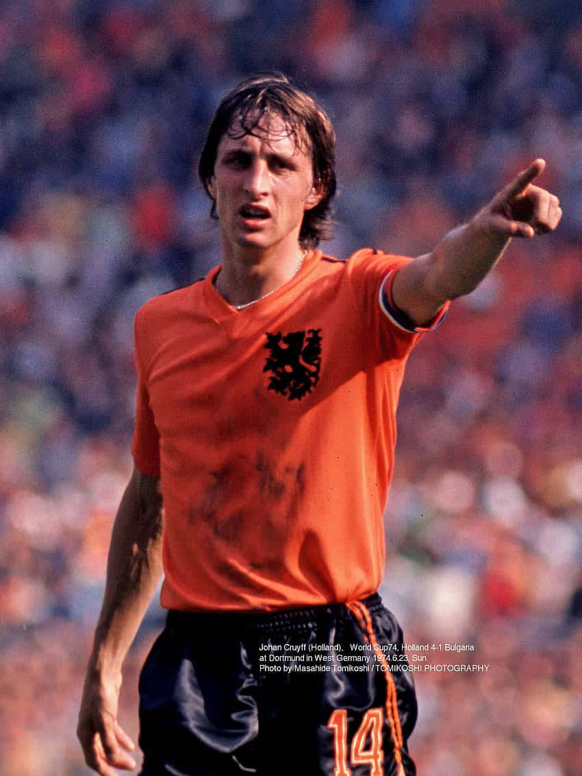 Attpeka Ut Johan Cruyff I Det Nederländska Fotbollslaget På Datorn Eller Mobilen. Wallpaper