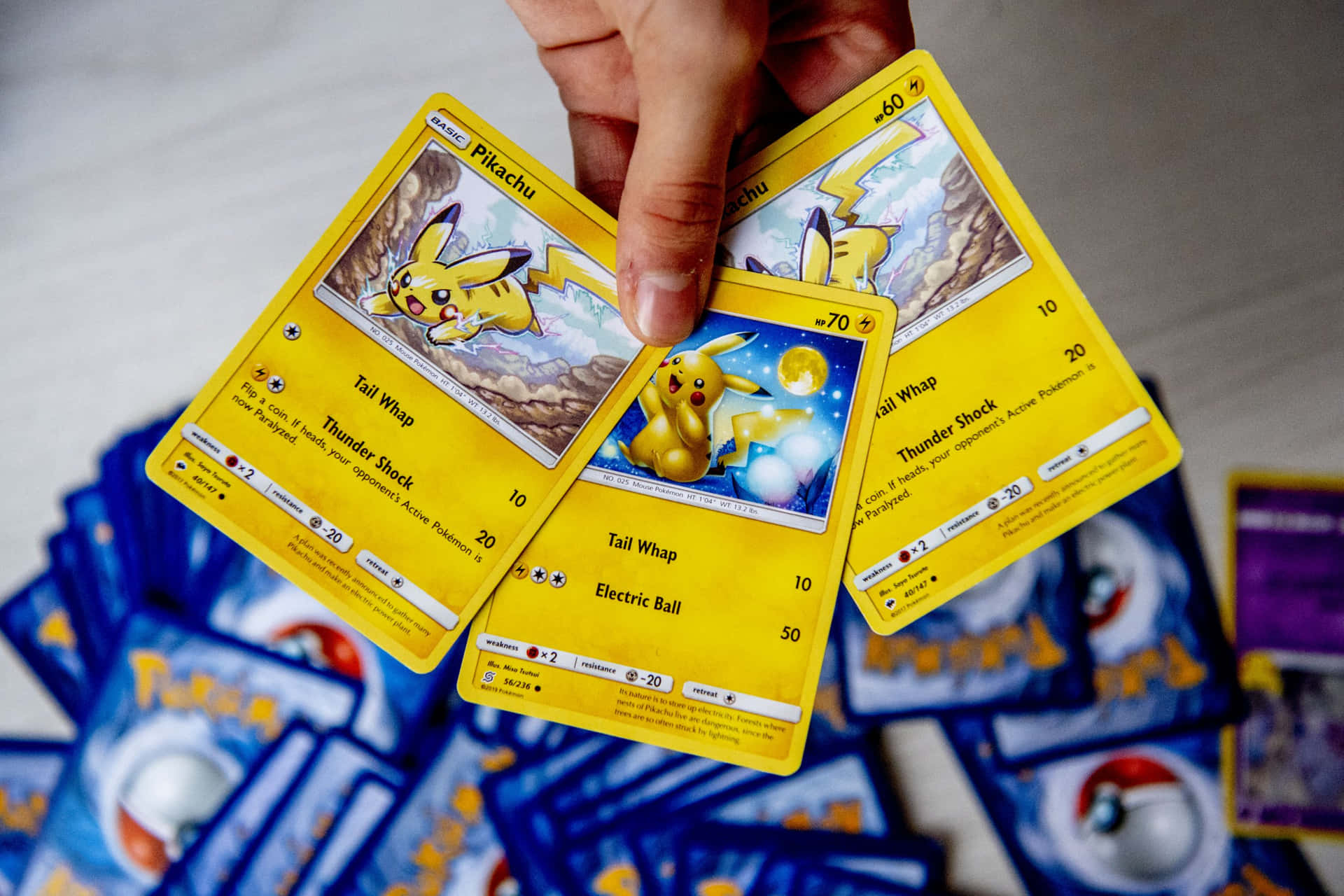 Läggtill Fler Pokémon-kort Till Din Samling På Din Dator Eller Mobila Bakgrund.