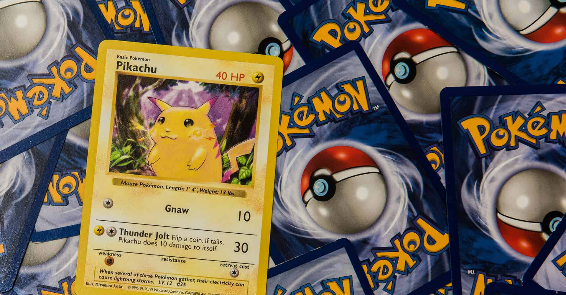 Et sjældent Charizard Pokemon-kort med dets signaturflammeangreb.