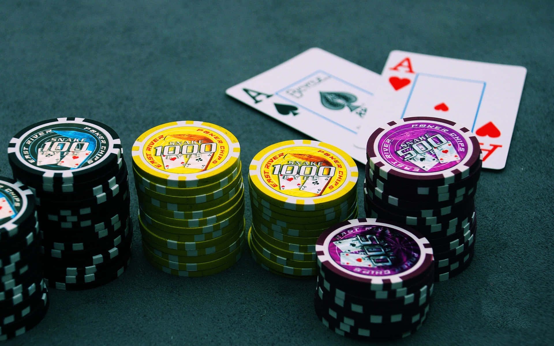Enhög Med Pokermarker Och Kort