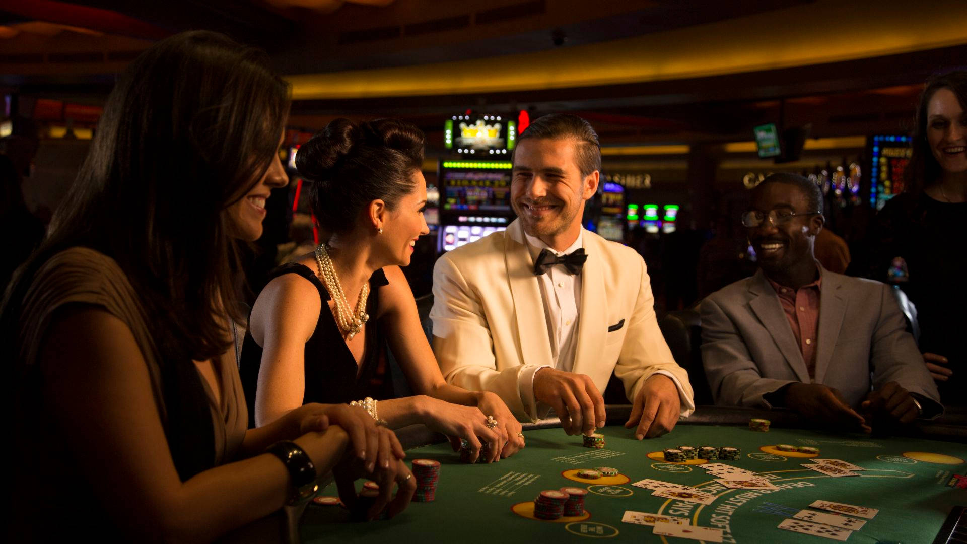 Mesade Poker Con Hombre Y Mujer Fondo de pantalla